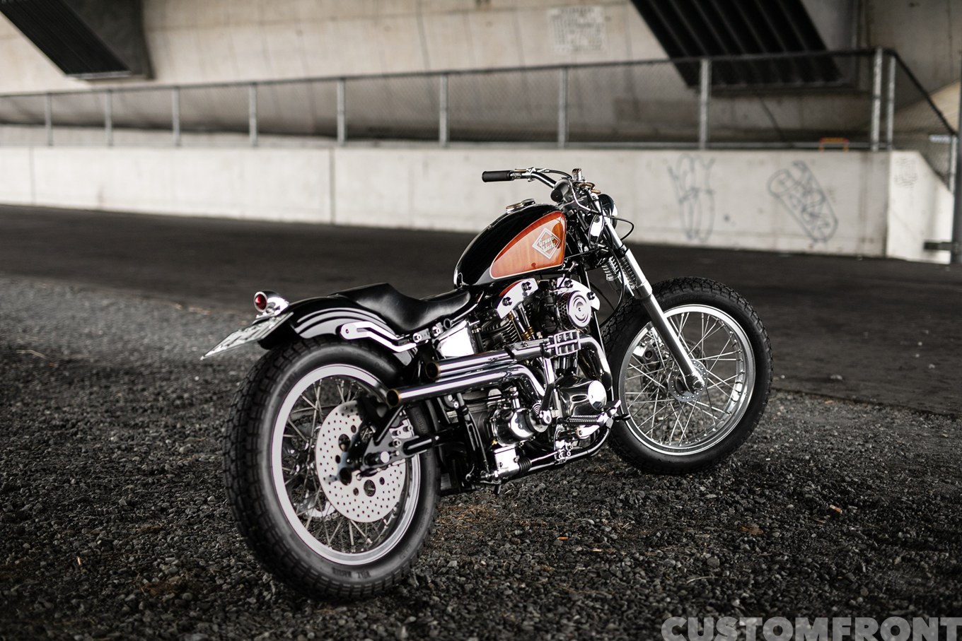 グルーブワークスの4速ショベルヘッドのカンチレバー式ダートトラッカーチョッパー FXE 1978年