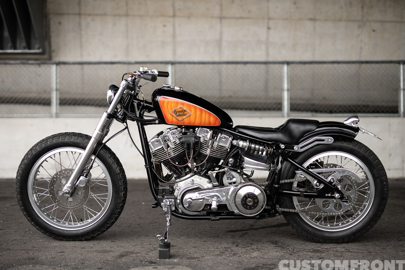 グルーブワークスの4速ショベルヘッドのカンチレバー式ダートトラッカーチョッパー FXE 1978年