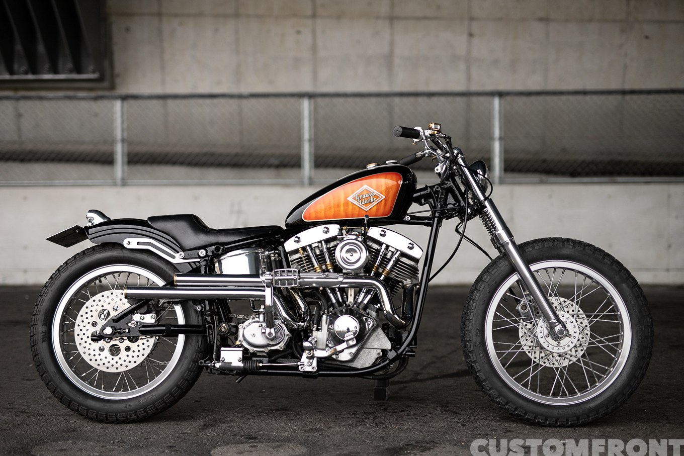 グルーブワークスの4速ショベルヘッドのカンチレバー式ダートトラッカーチョッパー FXE 1978年