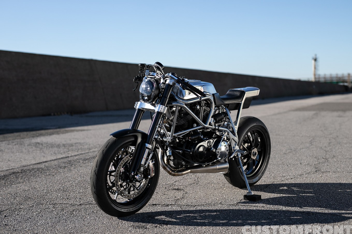 SURE SHOTのBUELL(ビューエル) S1Wのカフェスタイルのショーバイクカスタム