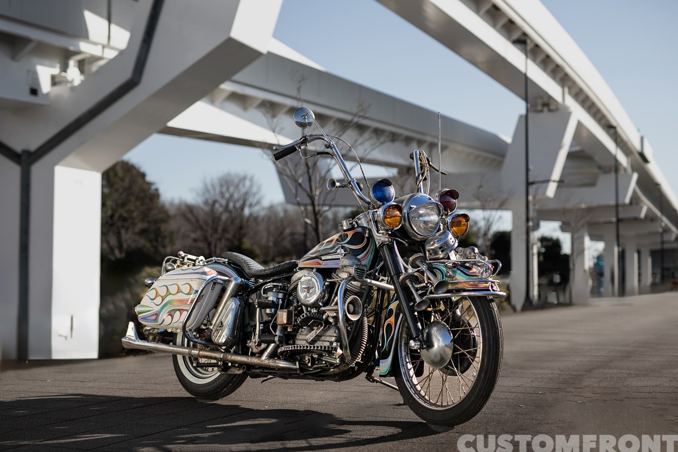 BOOTLEGのブラックとヒッピーカルチャーを融合させたデコレーションチョッパー FLH Duo Glide Police 1962年