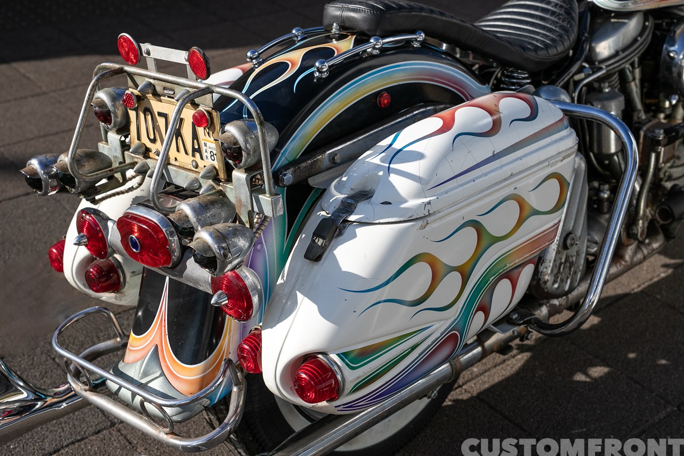 ブラックとヒッピーカルチャーを融合させたデコレーションチョッパー Duo Glide Police 1962年のサイドバッグ