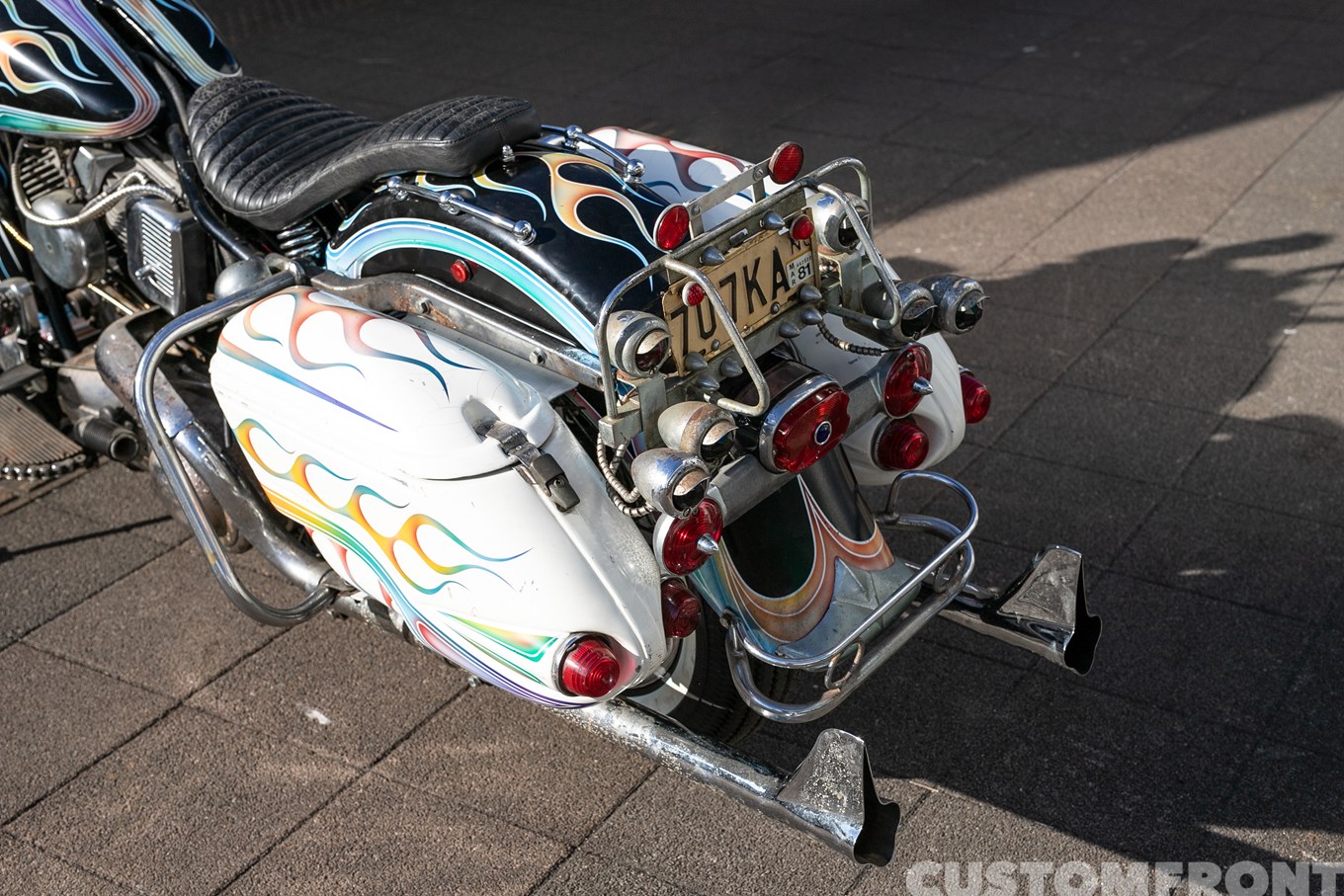 ブラックとヒッピーカルチャーを融合させたデコレーションチョッパー Duo Glide Police 1962年のマフラー