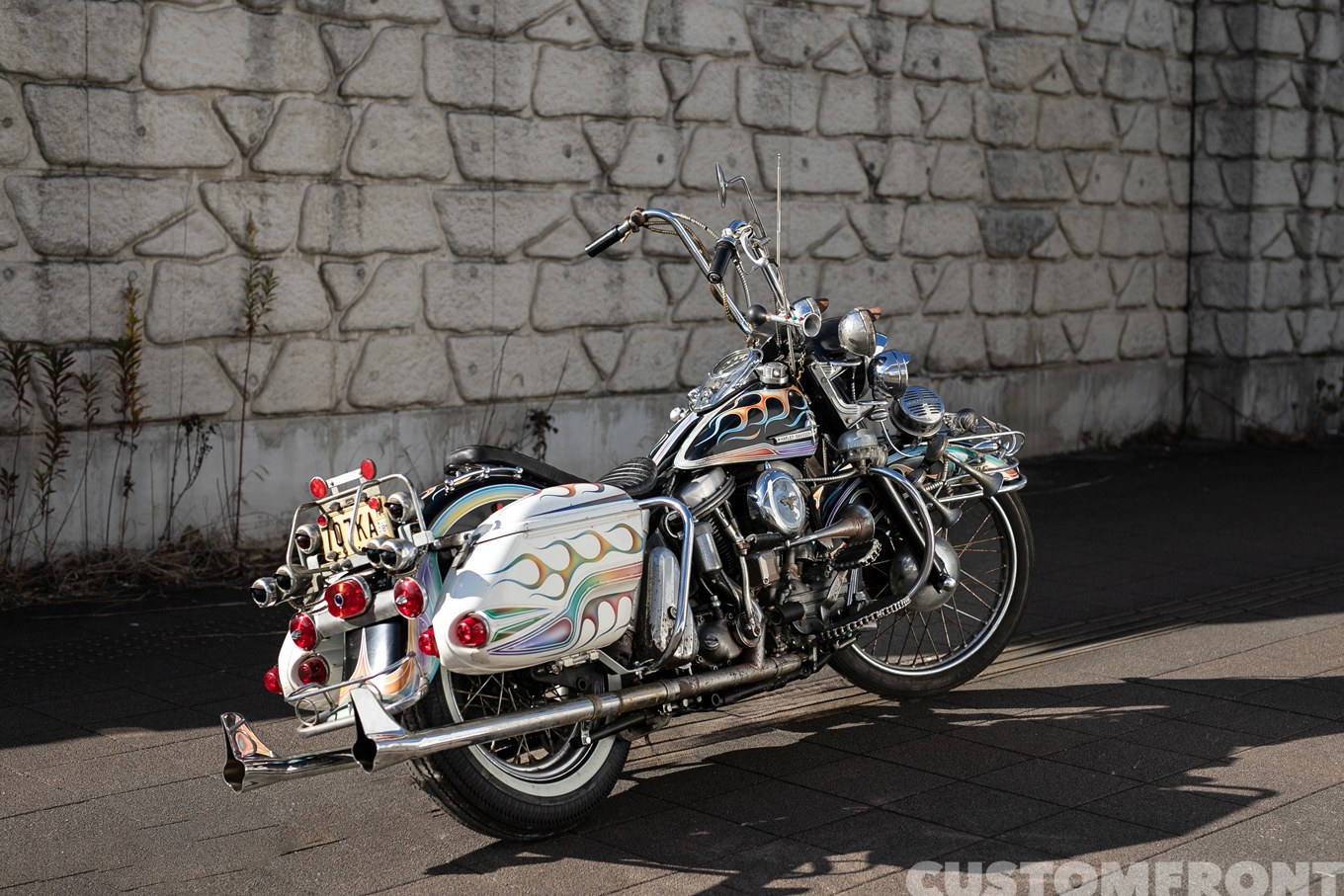 BOOTLEGのブラックとヒッピーカルチャーを融合させたデコレーションチョッパー FLH Duo Glide Police 1962年