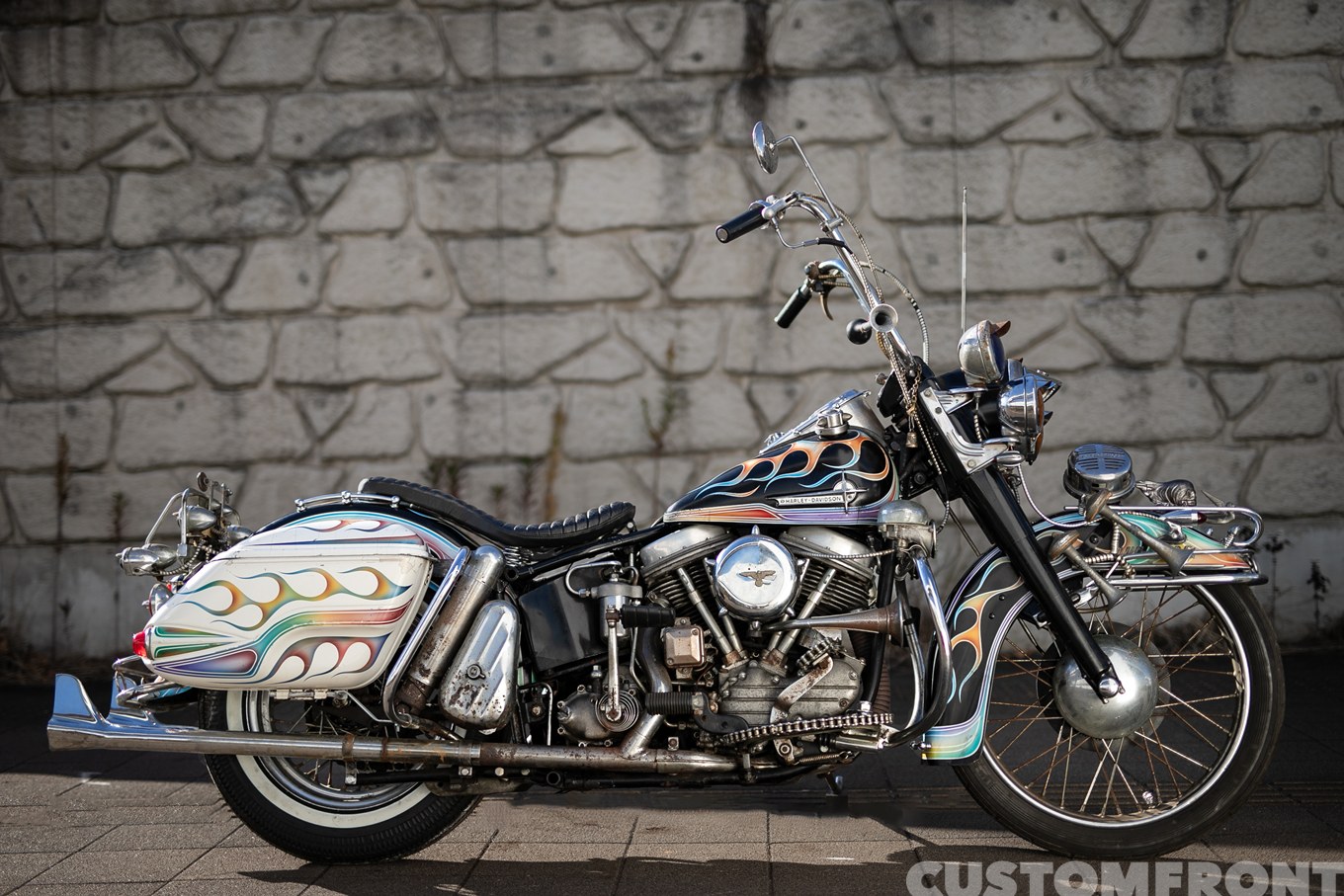 BOOTLEGのブラックとヒッピーカルチャーを融合させたデコレーションチョッパー FLH Duo Glide Police 1962年