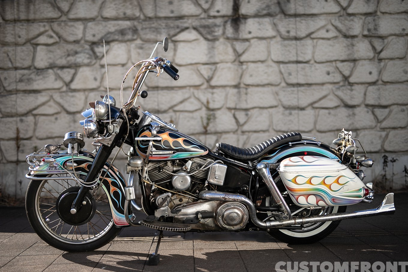 BOOTLEGのブラックとヒッピーカルチャーを融合させたデコレーションチョッパー FLH Duo Glide Police 1962年