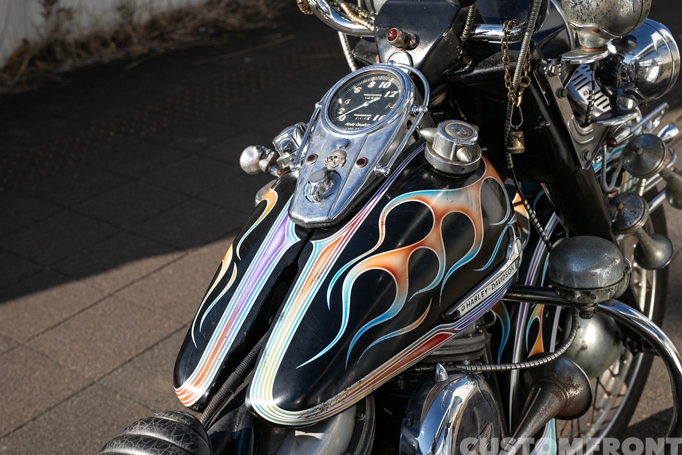 ブラックとヒッピーカルチャーを融合させたデコレーションチョッパー Duo Glide Police 1962年のガスタンク