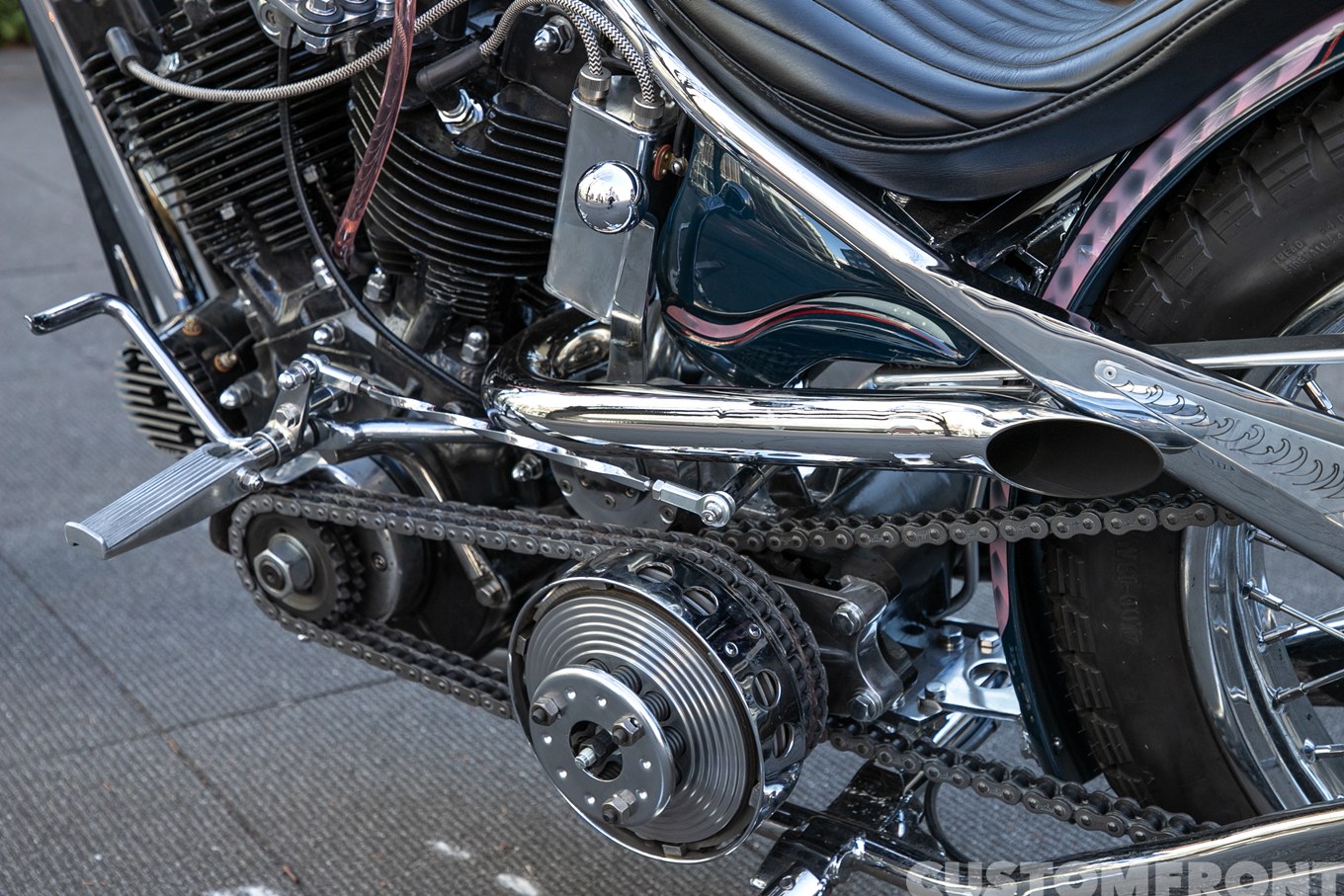 ショベルヘッドのサバイバーチョッパー FL 1962年のマフラー