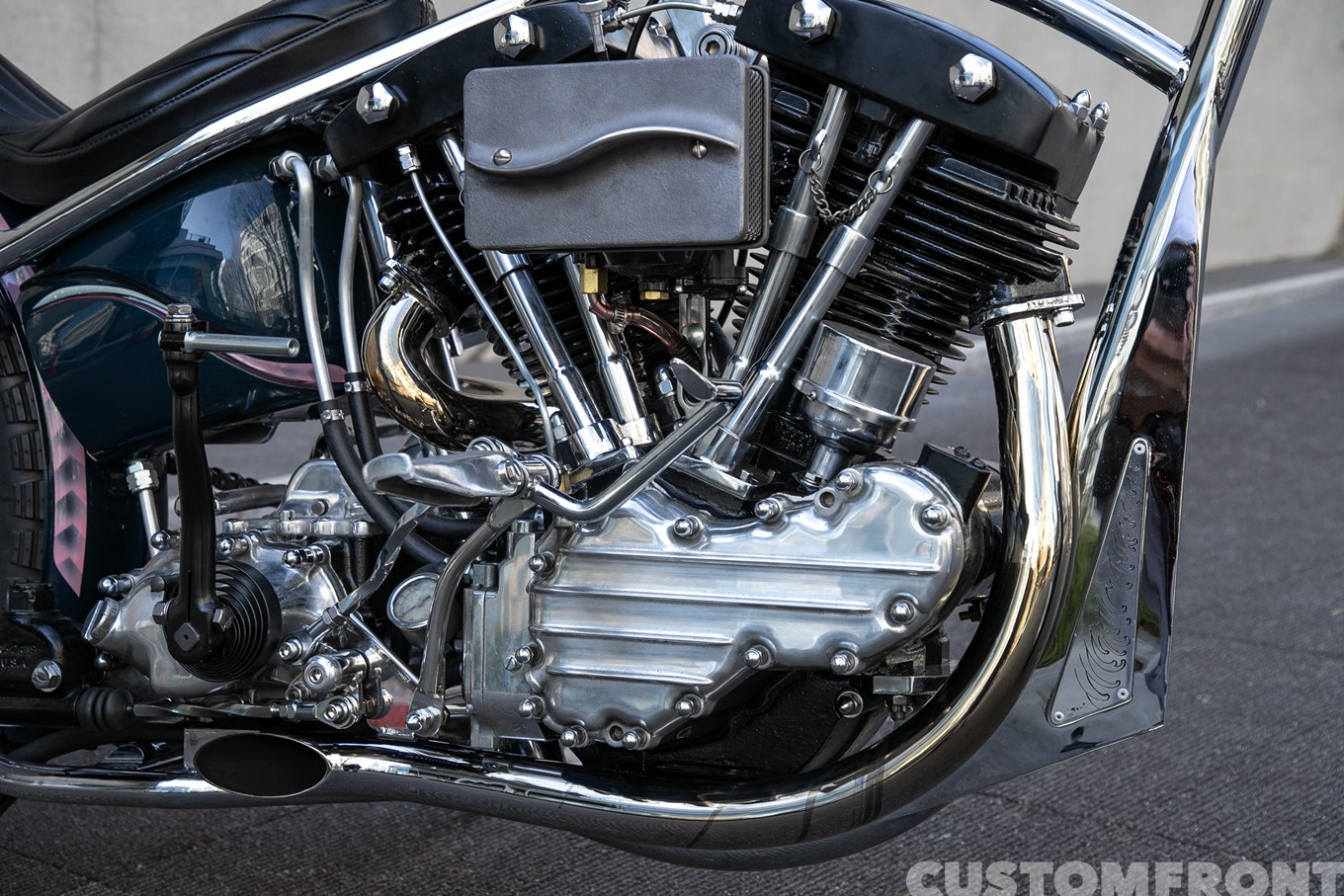 ショベルヘッドのサバイバーチョッパー FL 1962年のエンジン