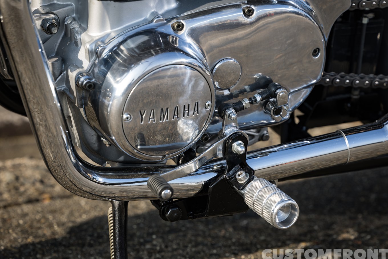 ヤマハXS650 Specialのリジッドフレームチョッパー 1977年のフットステップ