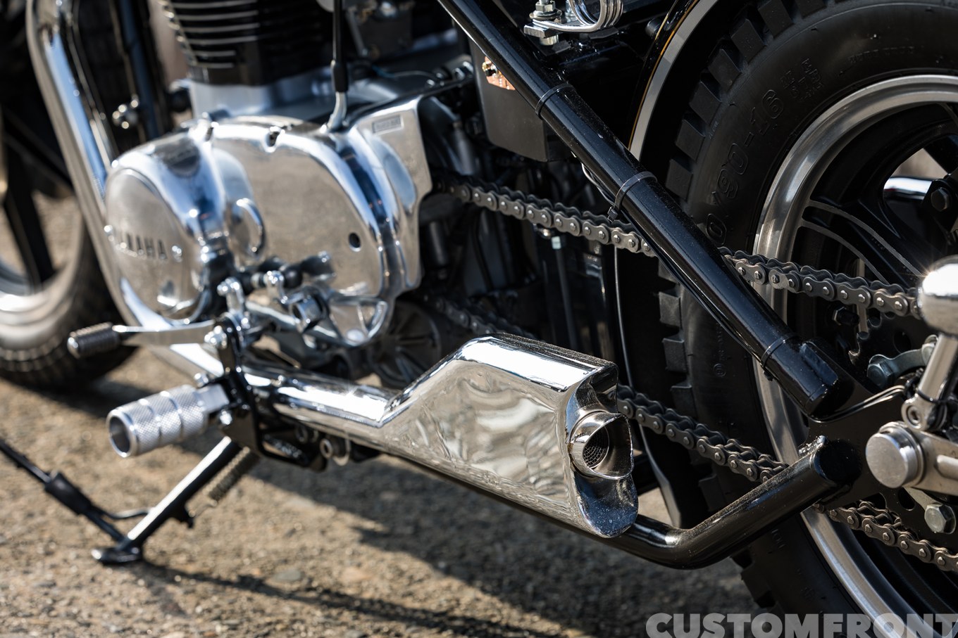 ヤマハXS650 Specialのリジッドフレームチョッパー 1977年のマフラー