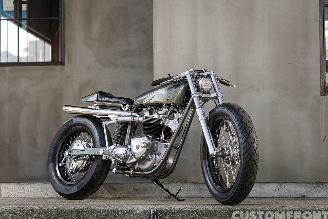 平和モーターサイクルのトライアンフTR6のカスタムショーバイクのリバースヘッドエンジン 1965年