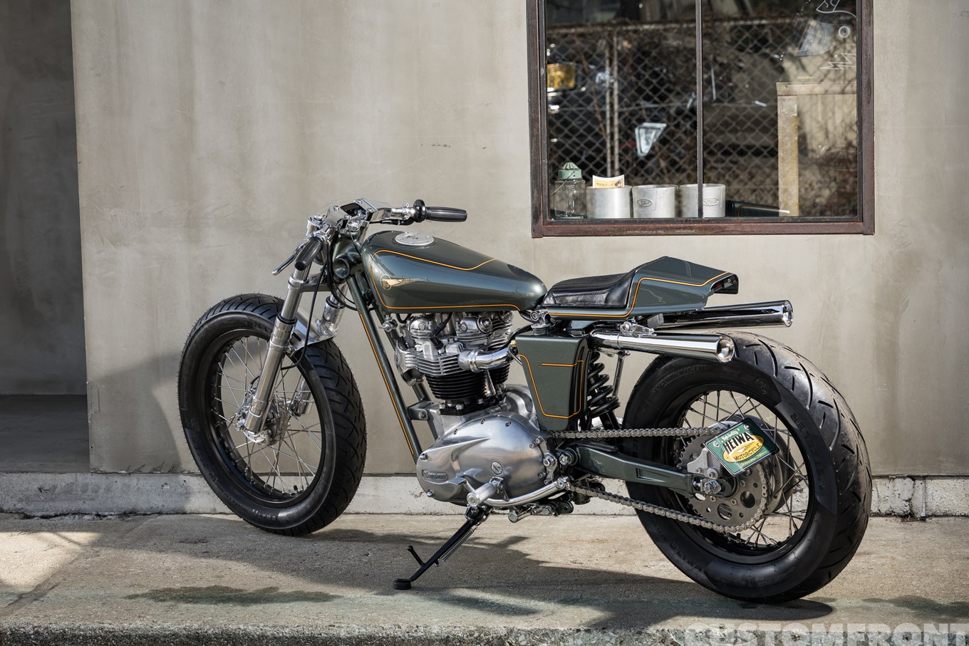 平和モーターサイクルのトライアンフTR6のカスタムショーバイクのリバースヘッドエンジン 1965年