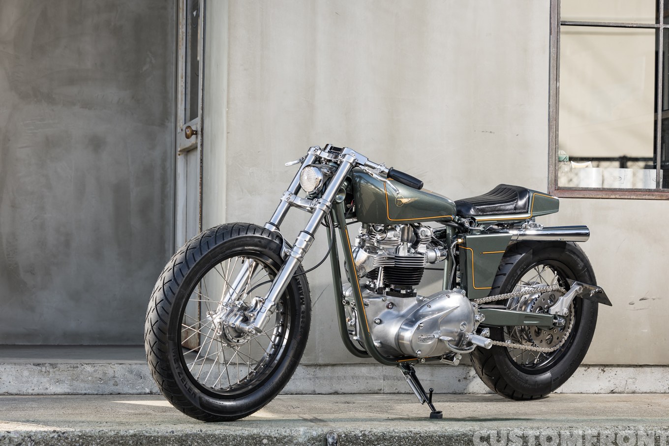 平和モーターサイクルのトライアンフTR6のカスタムショーバイクのリバースヘッドエンジン 1965年