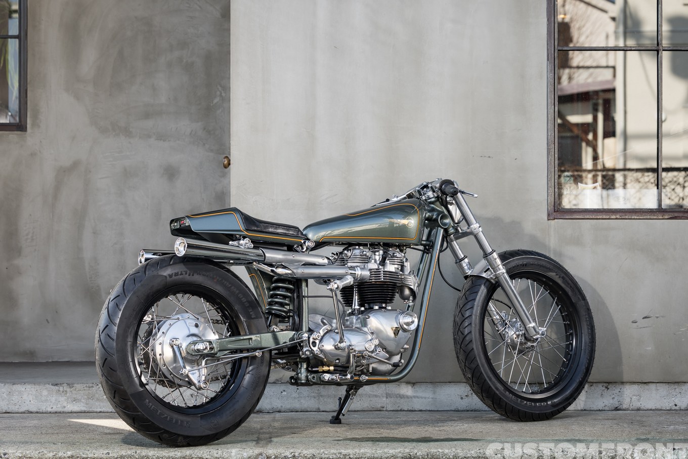 平和モーターサイクルのトライアンフTR6のカスタムショーバイクのリバースヘッドエンジン 1965年