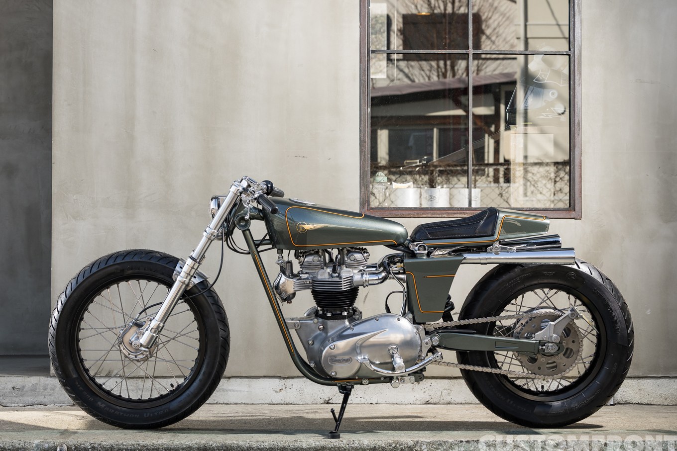 平和モーターサイクルのトライアンフTR6のカスタムショーバイクのリバースヘッドエンジン 1965年