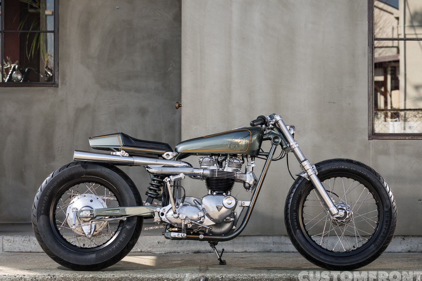 平和モーターサイクルのトライアンフTR6のカスタムショーバイクのリバースヘッドエンジン 1965年