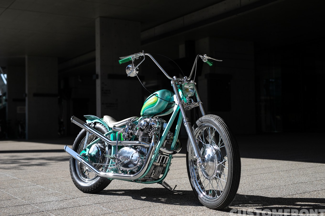 エキセントリックモーターサイクルのヤマハ XS650の女性オーナーが乗るチョッパーカスタム 1979年