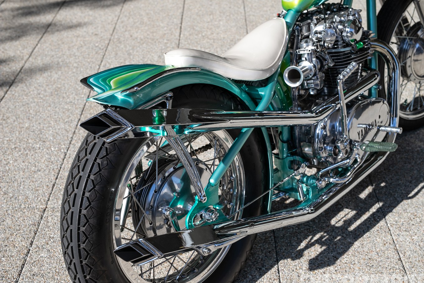 ヤマハ XS650の女性オーナーが乗るチョッパーカスタム 1979年のマフラー