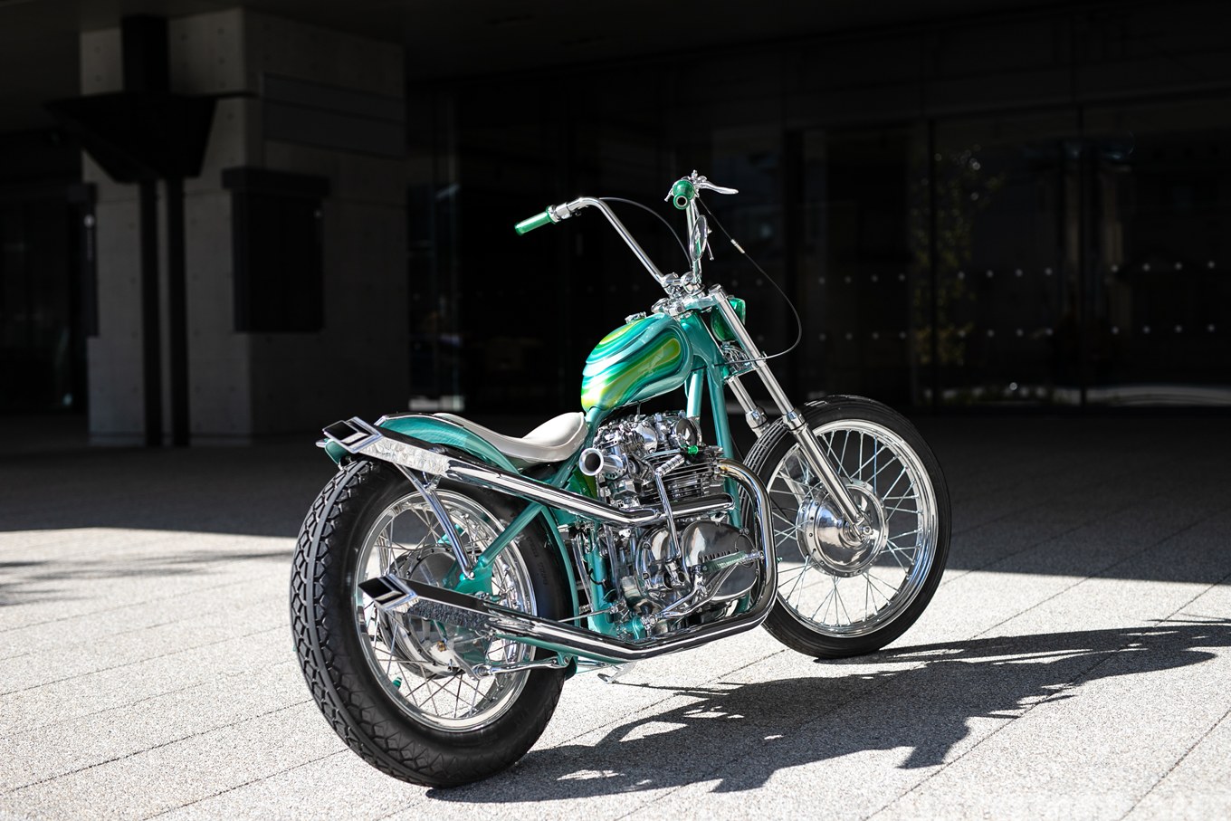 エキセントリックモーターサイクルのヤマハ XS650の女性オーナーが乗るチョッパーカスタム 1979年