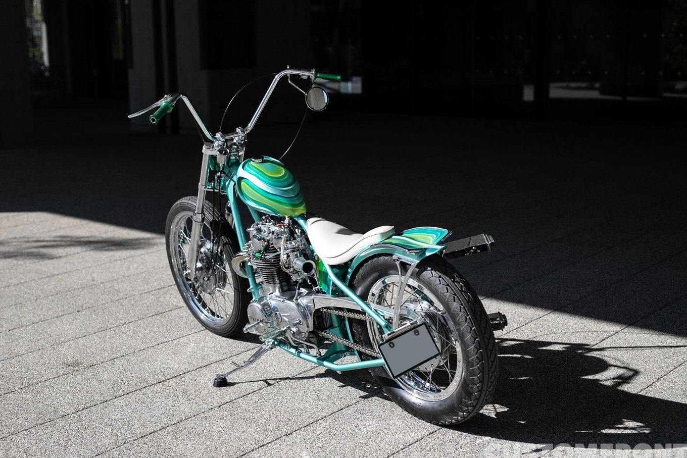 エキセントリックモーターサイクルのヤマハ XS650の女性オーナーが乗るチョッパーカスタム 1979年