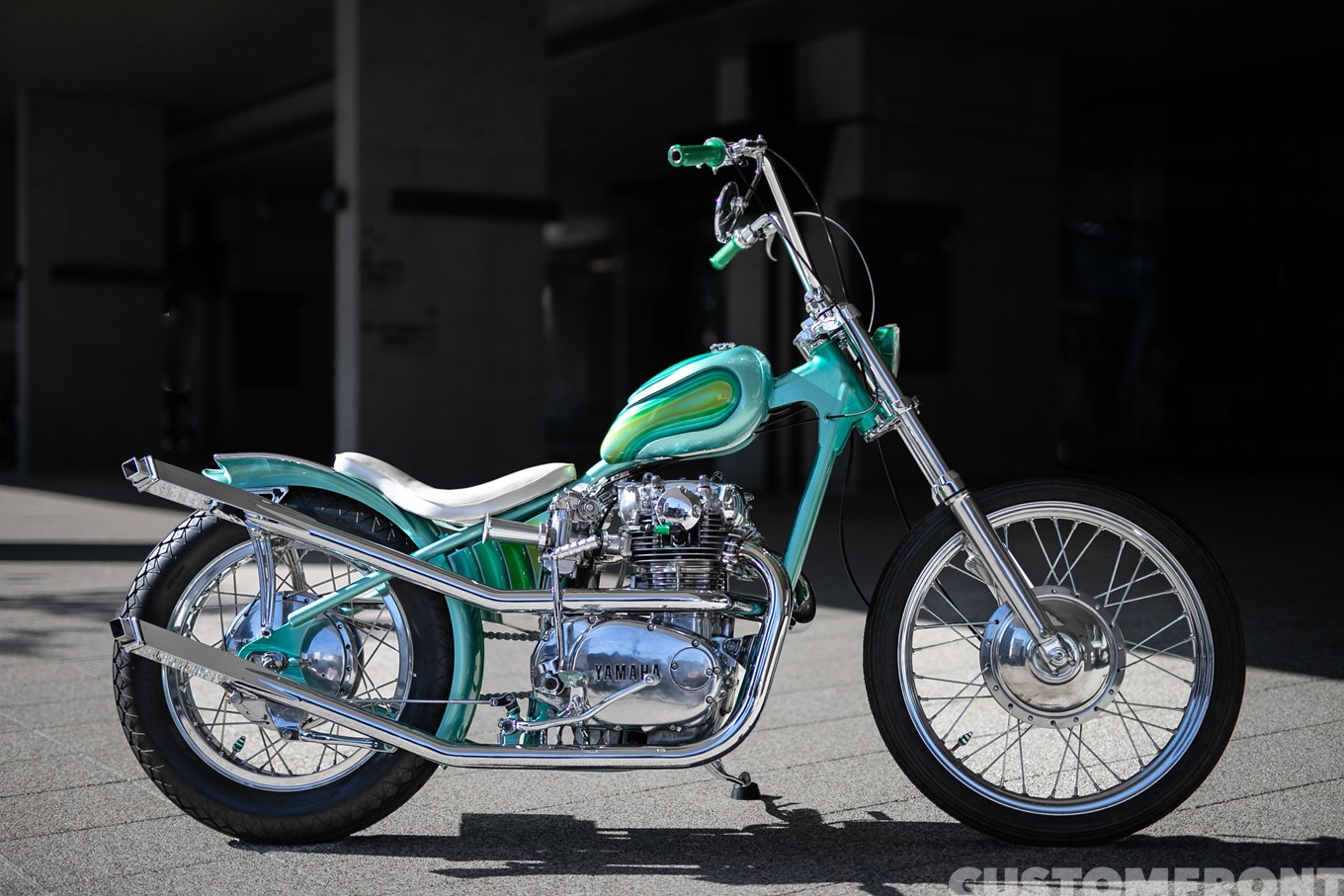 エキセントリックモーターサイクルのヤマハ XS650の女性オーナーが乗るチョッパーカスタム 1979年