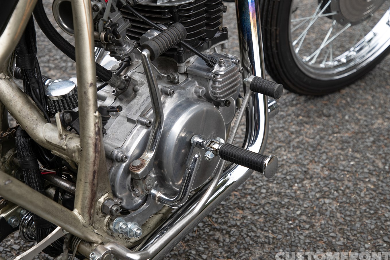 ヤマハ SR400のハードテイルチョッパーのミッドハイステップ