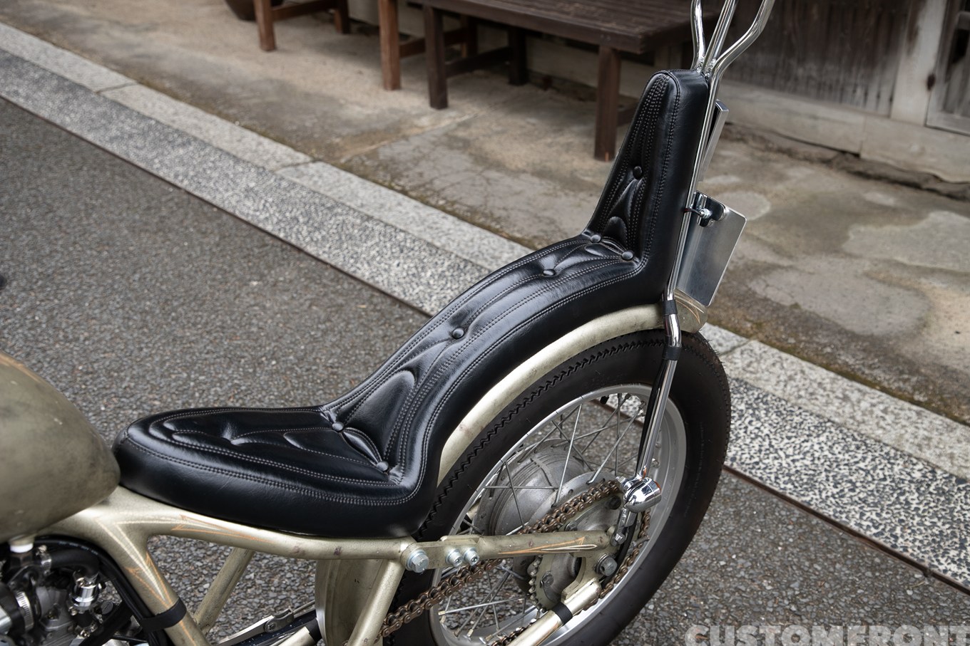 ヤマハ SR400のハードテイルチョッパーのシート