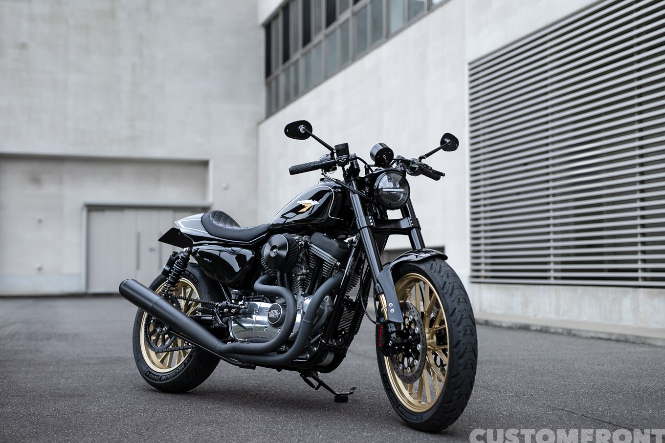 モトディレクトのスポーツスター XL883のカフェレーサースタイルカスタム 2006年