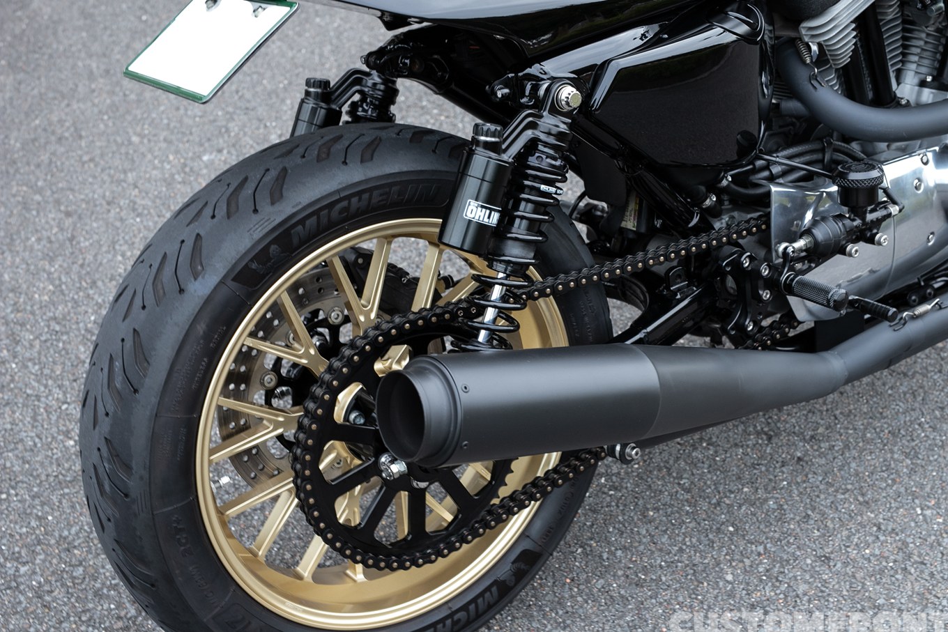 スポーツスター XL883のカフェレーサースタイルカスタム 2006年のマフラー