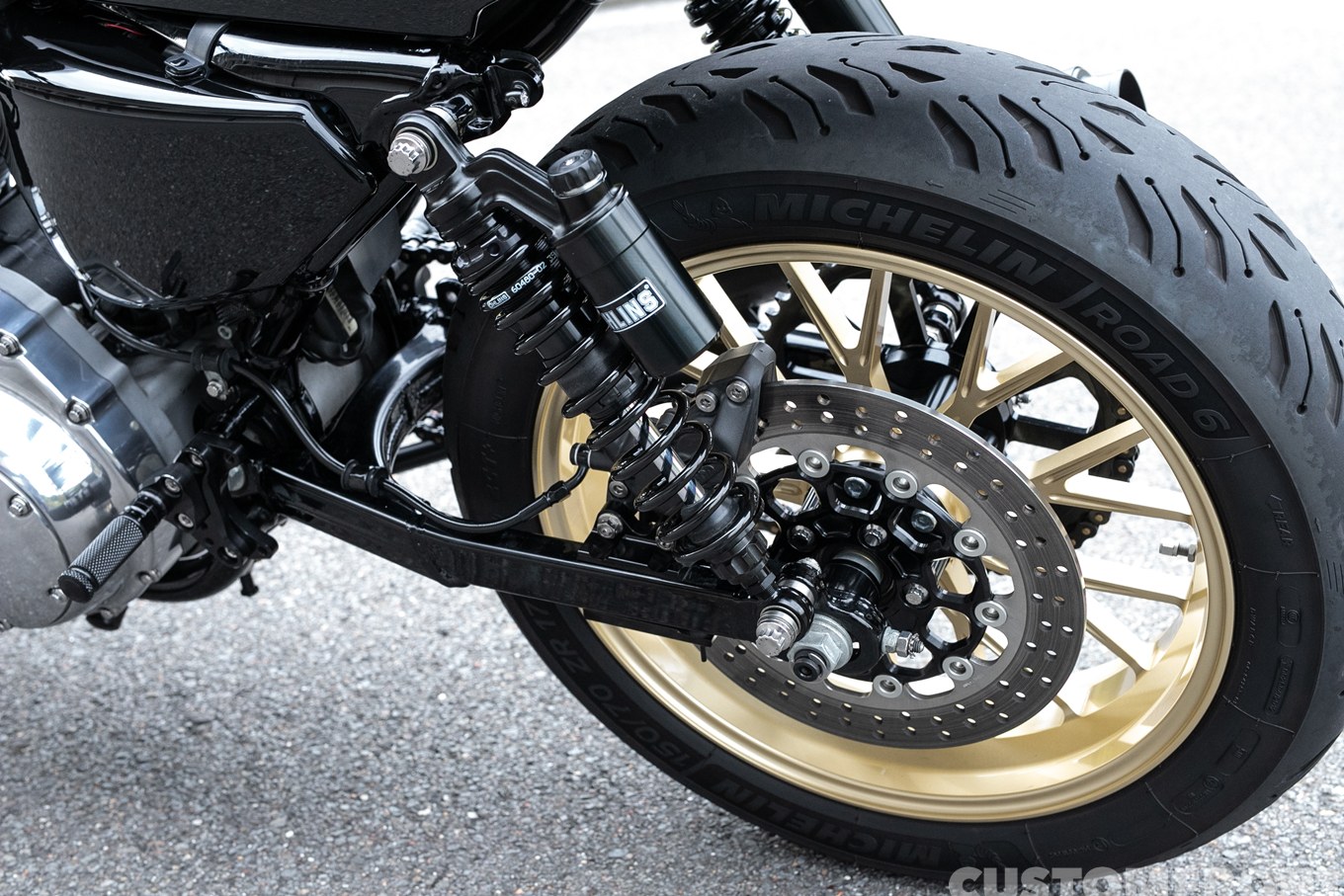 スポーツスター XL883のカフェレーサースタイルカスタム 2006年のリアショック