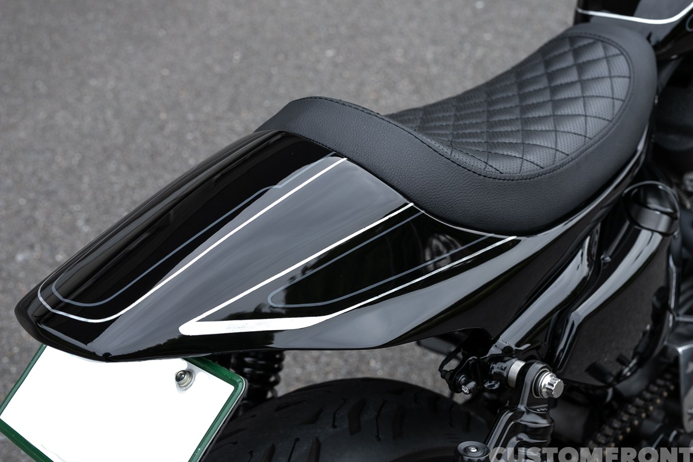 スポーツスター XL883のカフェレーサースタイルカスタム 2006年のシートカウル