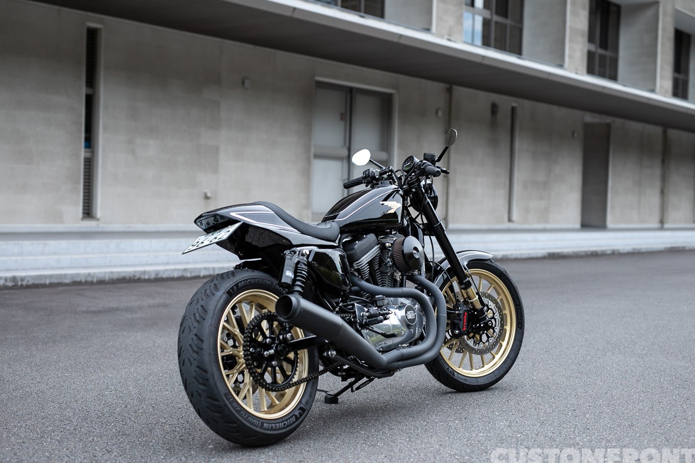 モトディレクトのスポーツスター XL883のカフェレーサースタイルカスタム 2006年