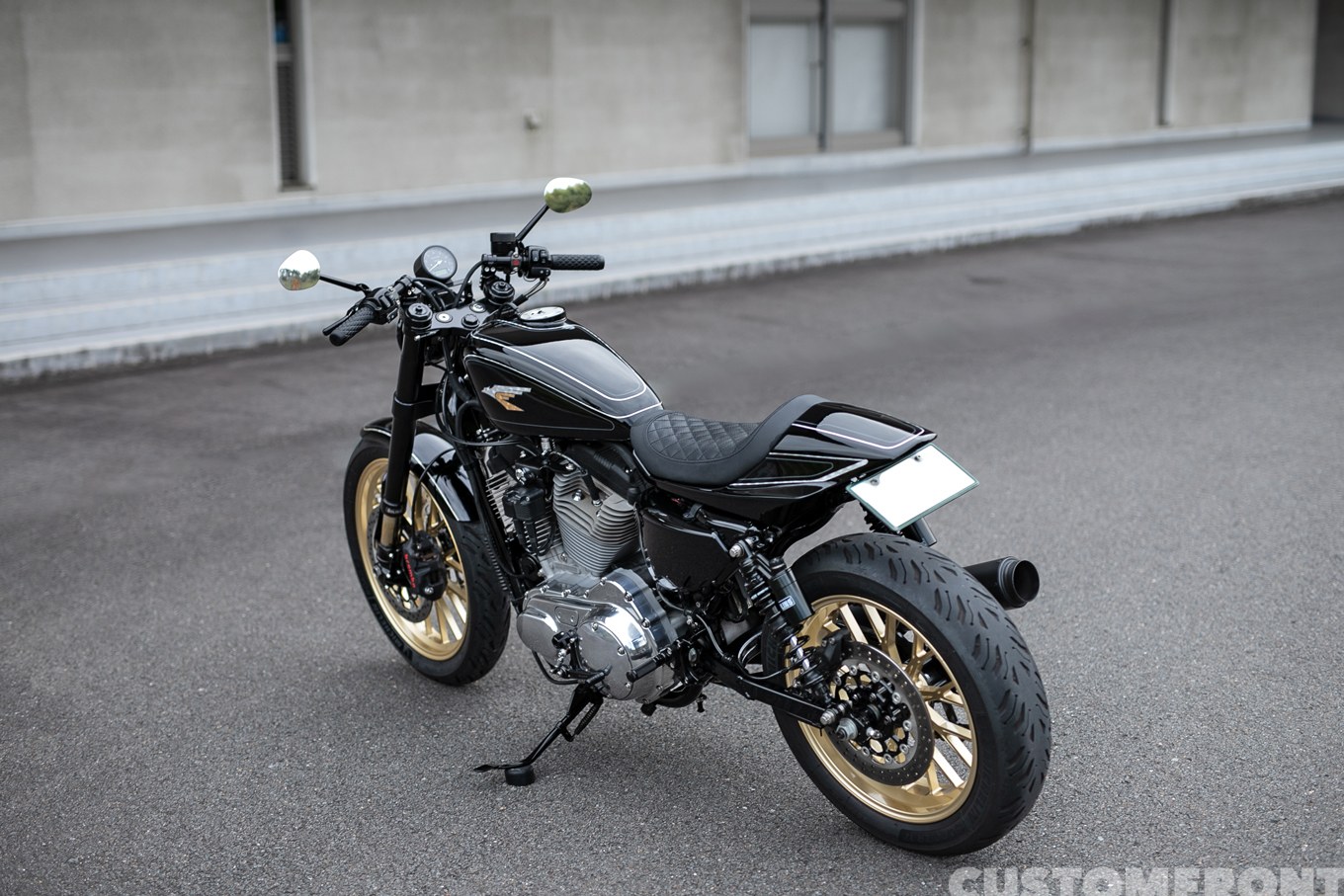 モトディレクトのスポーツスター XL883のカフェレーサースタイルカスタム 2006年