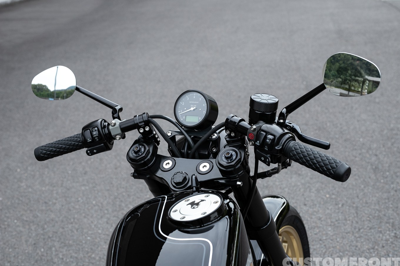 スポーツスター XL883のカフェレーサースタイルカスタム 2006年のハンドル