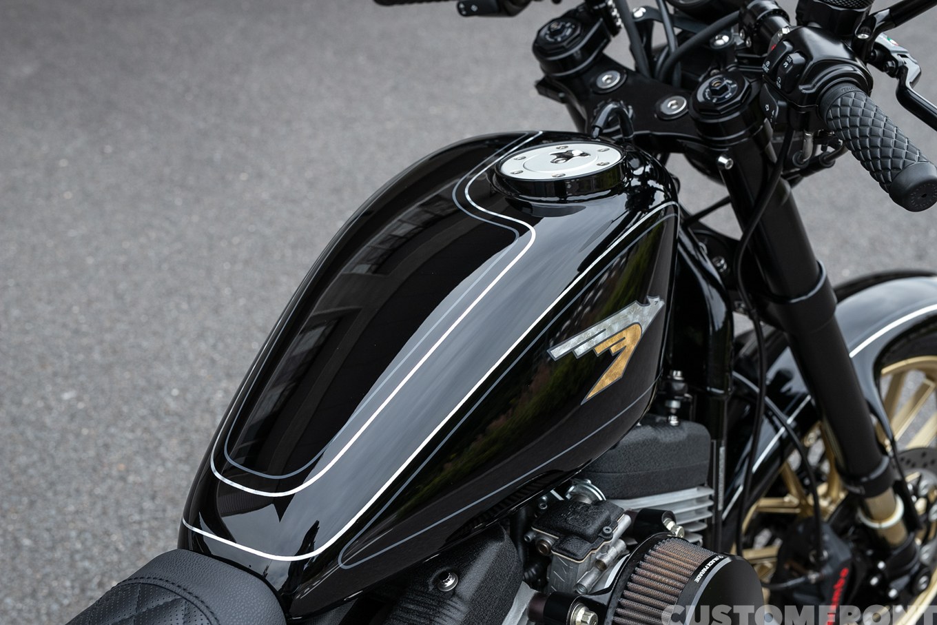 スポーツスター XL883のカフェレーサースタイルカスタム 2006年のガスタンク