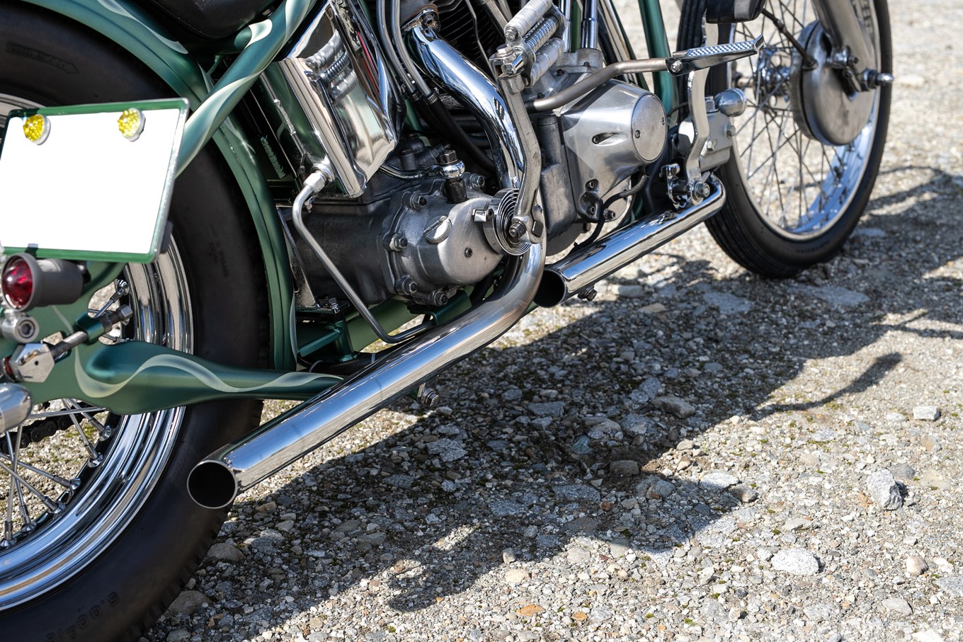 ショベルヘッドのオールドスクールのスムージングチョッパー 1979年のマフラー