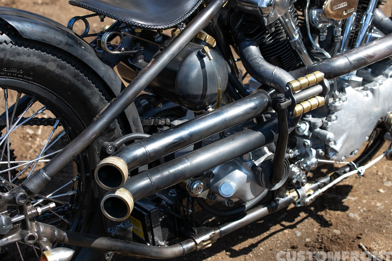 ナックルヘッド(V-Twin)のボバースタイルチョッパーのマフラー