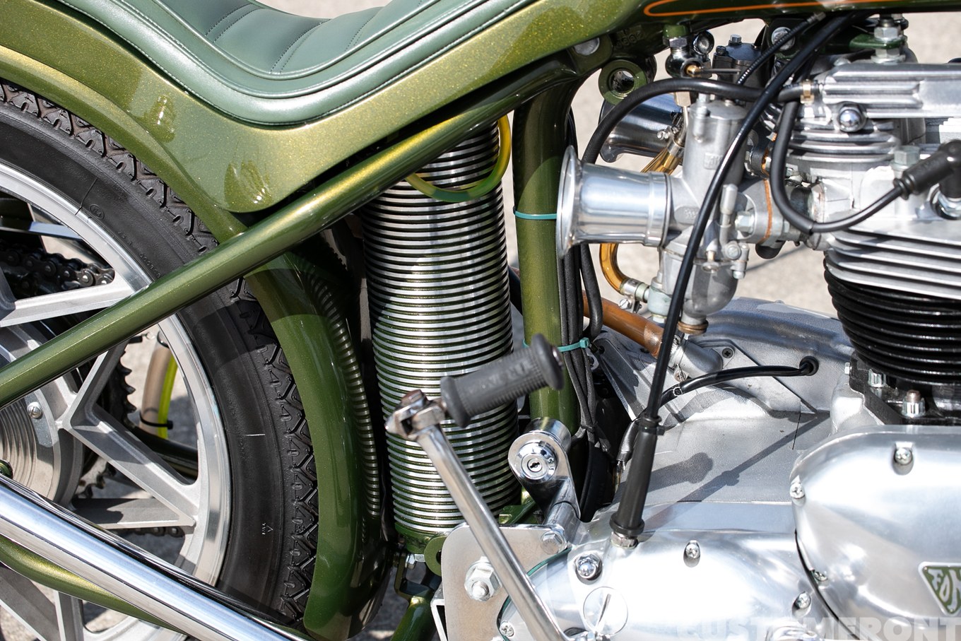 TRIUMPH T120Rの'70年代風ディガーチョッパーカスタム 1966年のオイルタンク