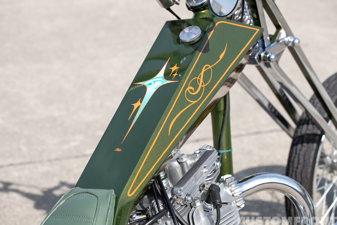 TRIUMPH T120Rの'70年代風ディガーチョッパーカスタム 1966年のガスタンク