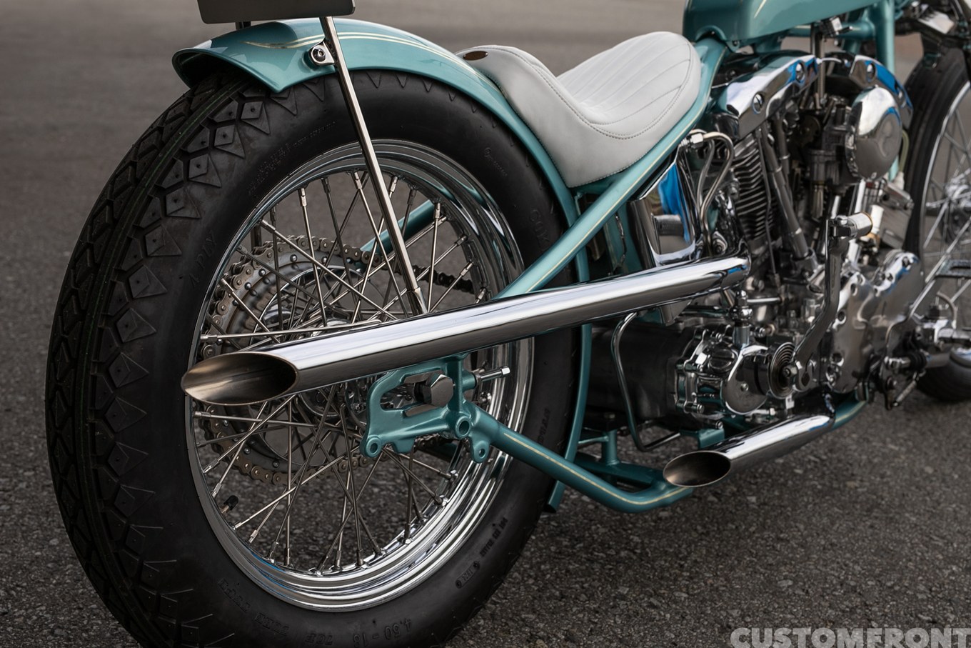 オールドスクールのショベルヘッドチョッパー FLH 1968年のマフラー