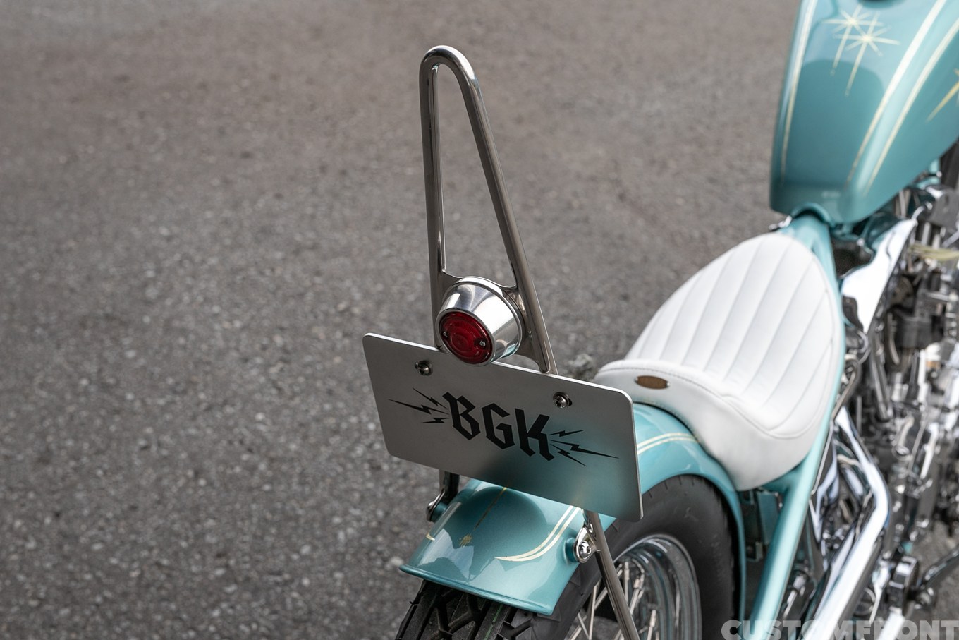 オールドスクールのショベルヘッドチョッパー FLH 1968年のシッシーバー