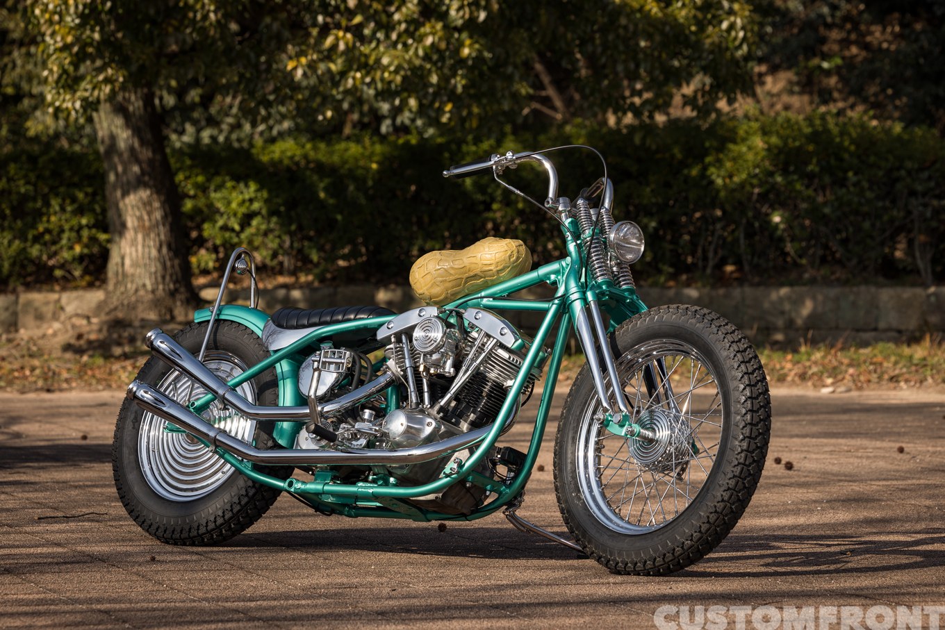 サンモーターサイクルズのショベルヘッド FLH 1973年のリアルピーナッツスタイルチョッパー