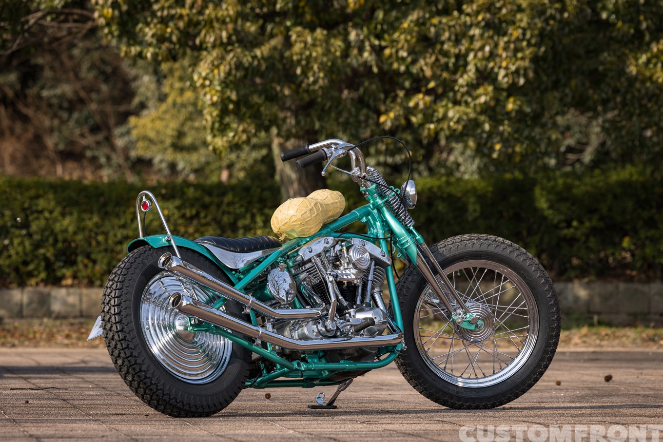 サンモーターサイクルズのショベルヘッド FLH 1973年のリアルピーナッツスタイルチョッパー