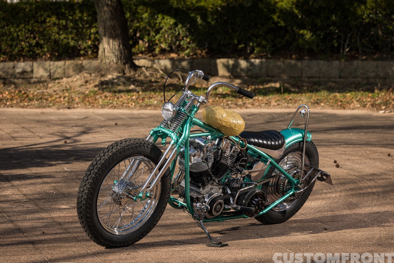 サンモーターサイクルズのショベルヘッド FLH 1973年のリアルピーナッツスタイルチョッパー