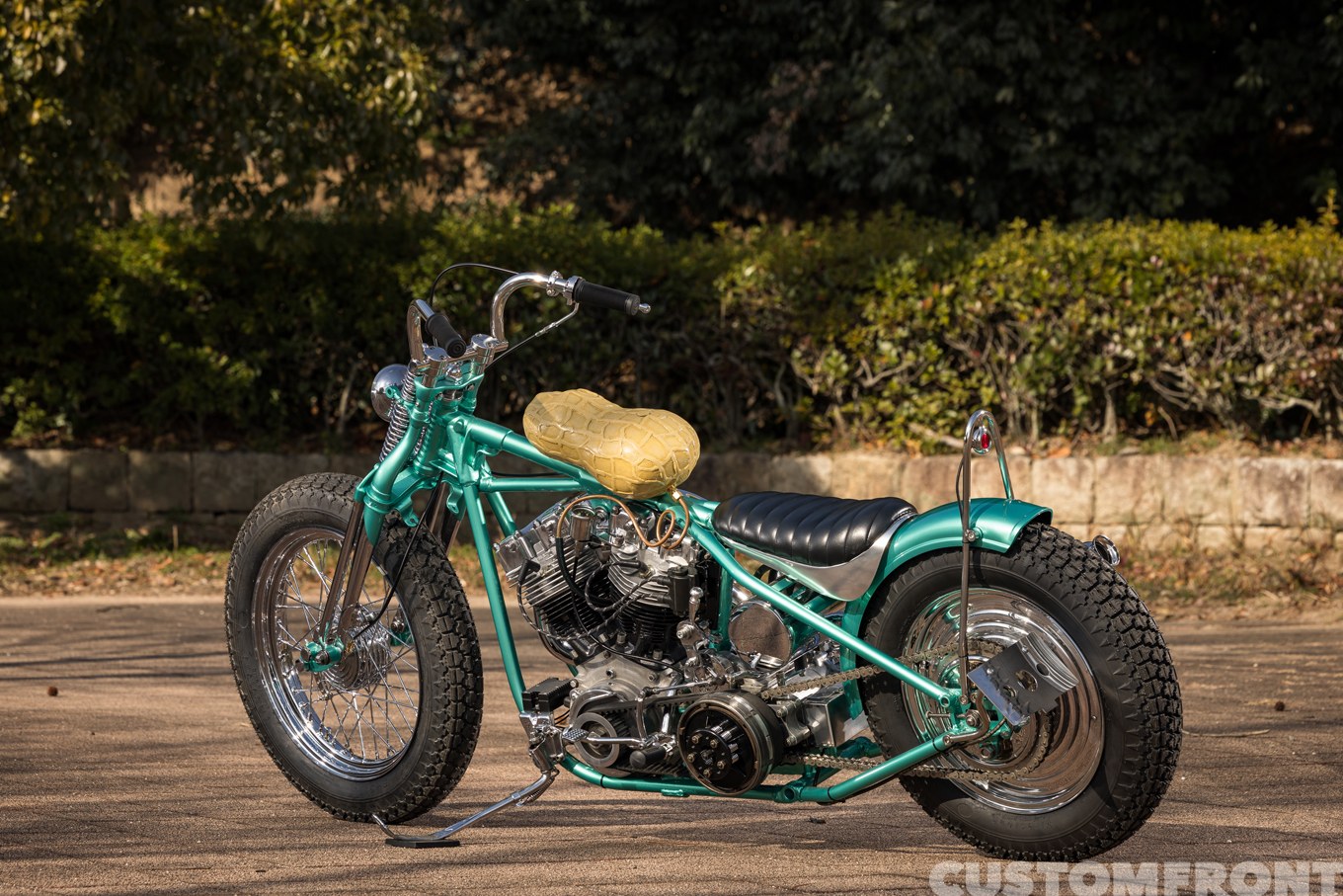 サンモーターサイクルズのショベルヘッド FLH 1973年のリアルピーナッツスタイルチョッパー