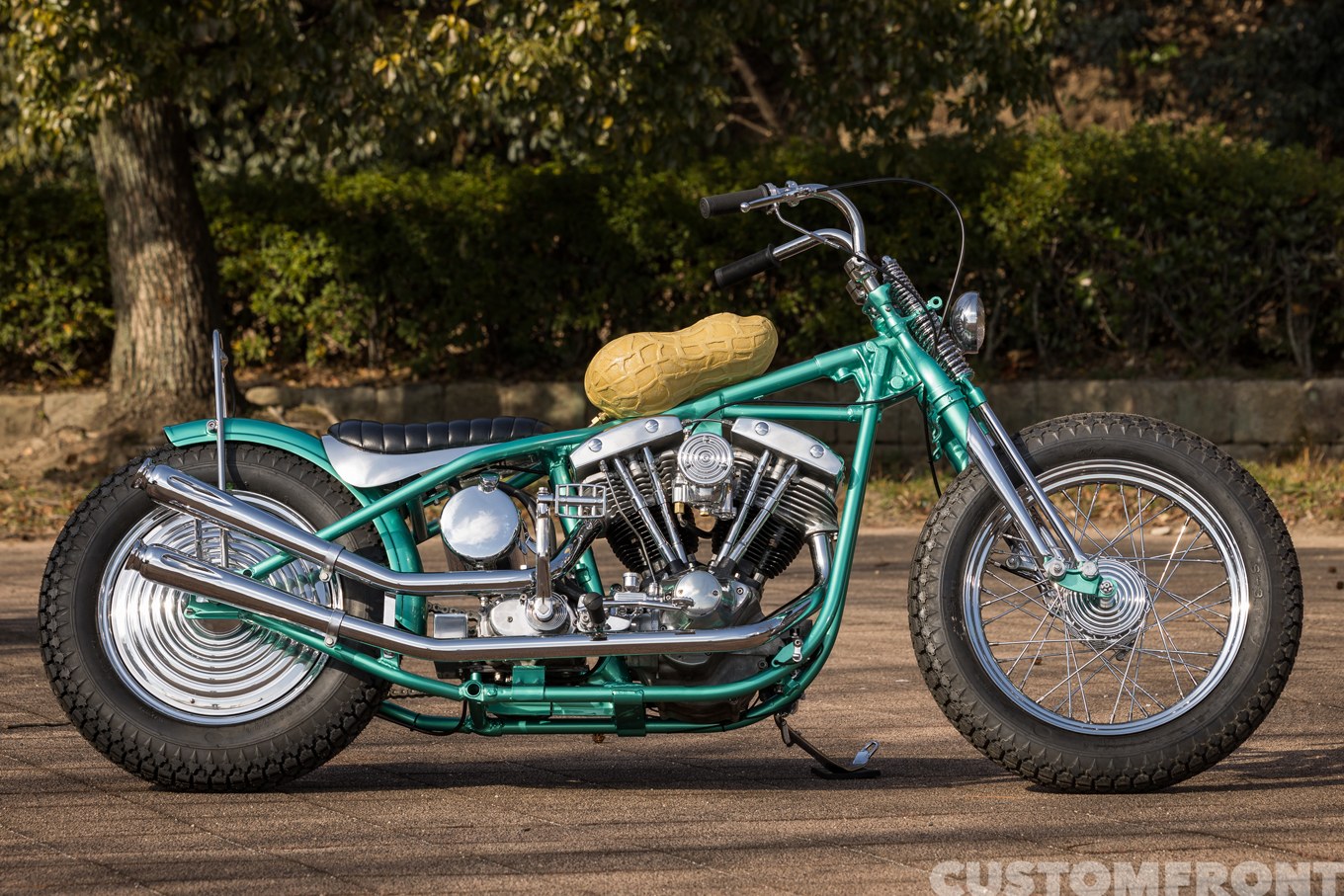 サンモーターサイクルズのショベルヘッド FLH 1973年のリアルピーナッツスタイルチョッパー