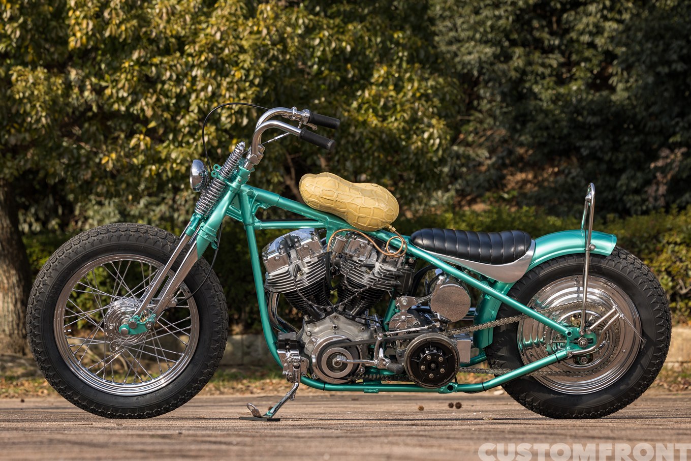 サンモーターサイクルズのショベルヘッド FLH 1973年のリアルピーナッツスタイルチョッパー