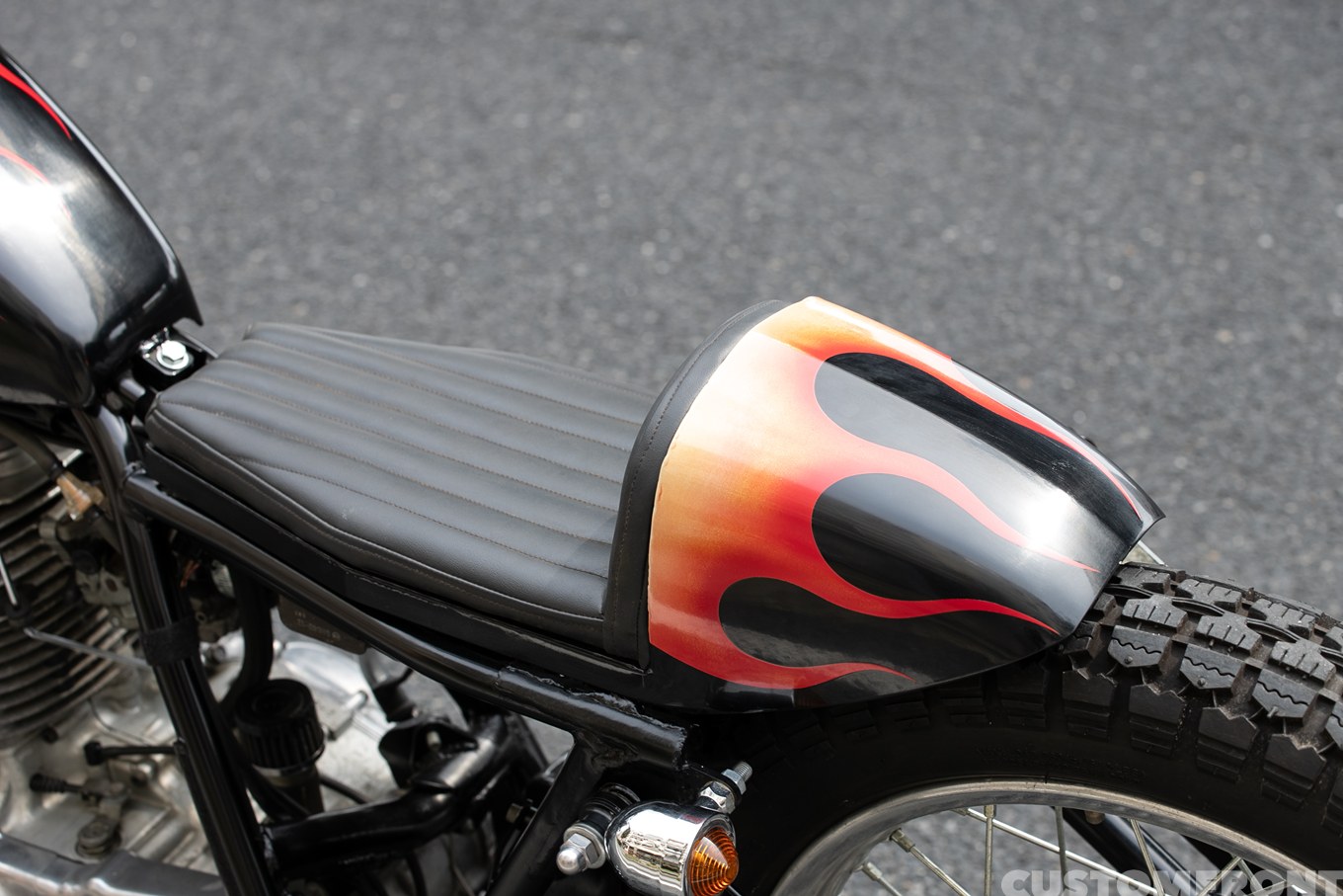 SR400のフラットトラッカーカスタム 1994年のシートカウル