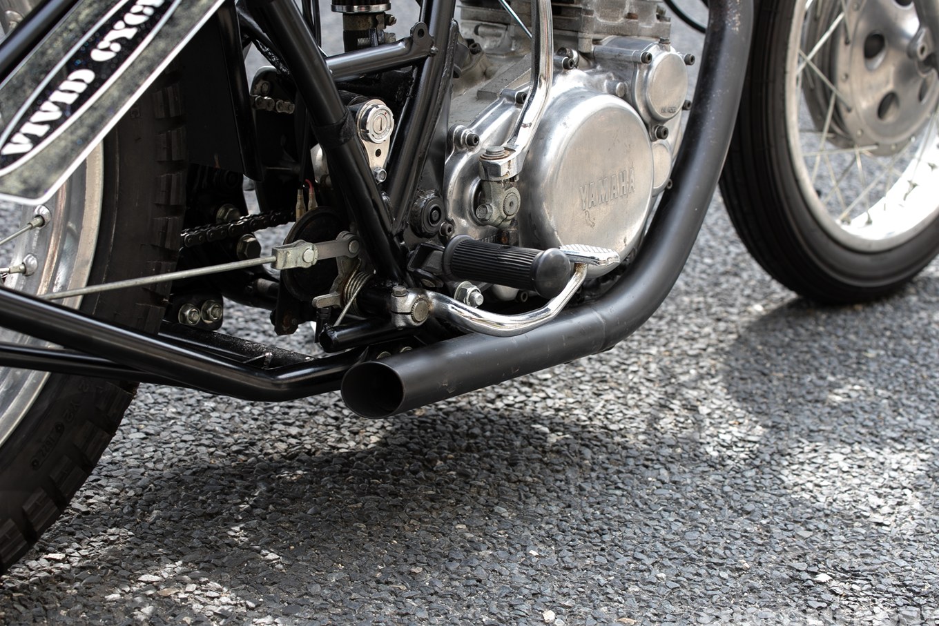 SR400のフラットトラッカーカスタム 1994年のマフラー